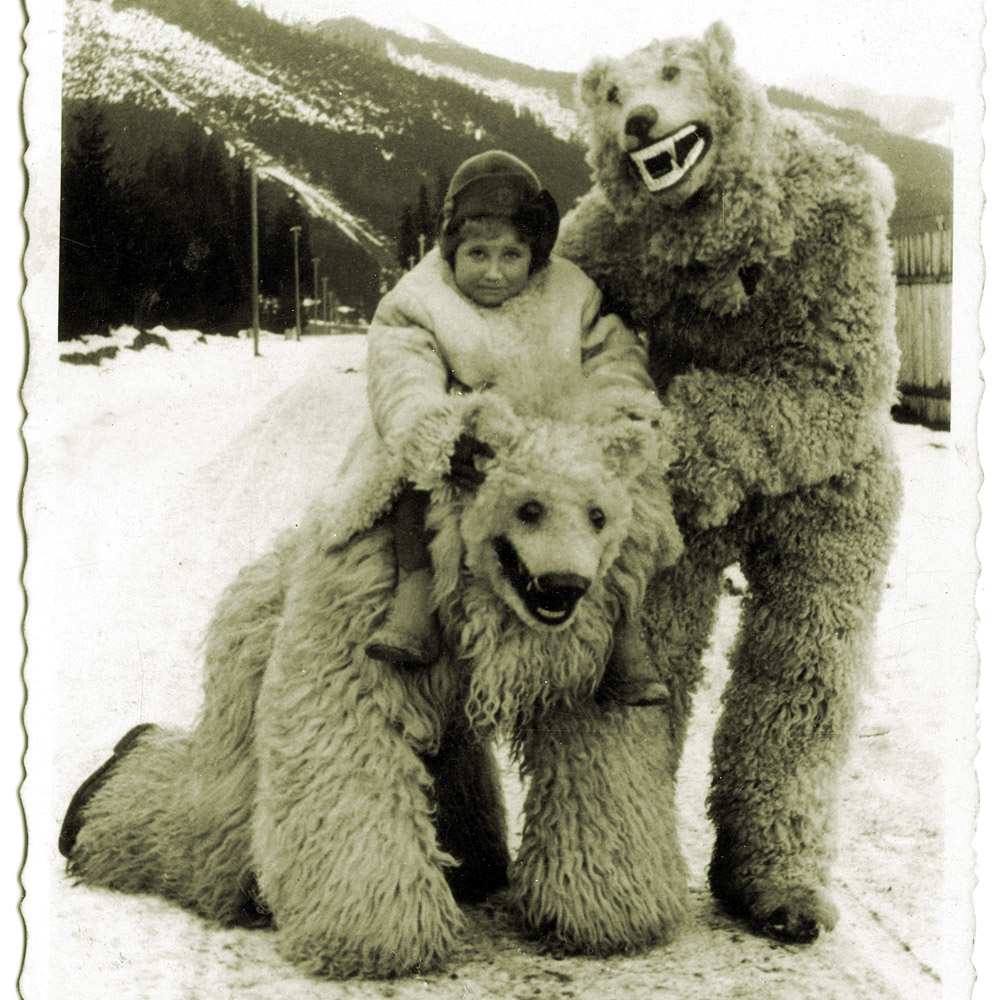 Один ребенок и два медведя (или две медвежьих шкуры), фото: Анджей Сидор / FORUM